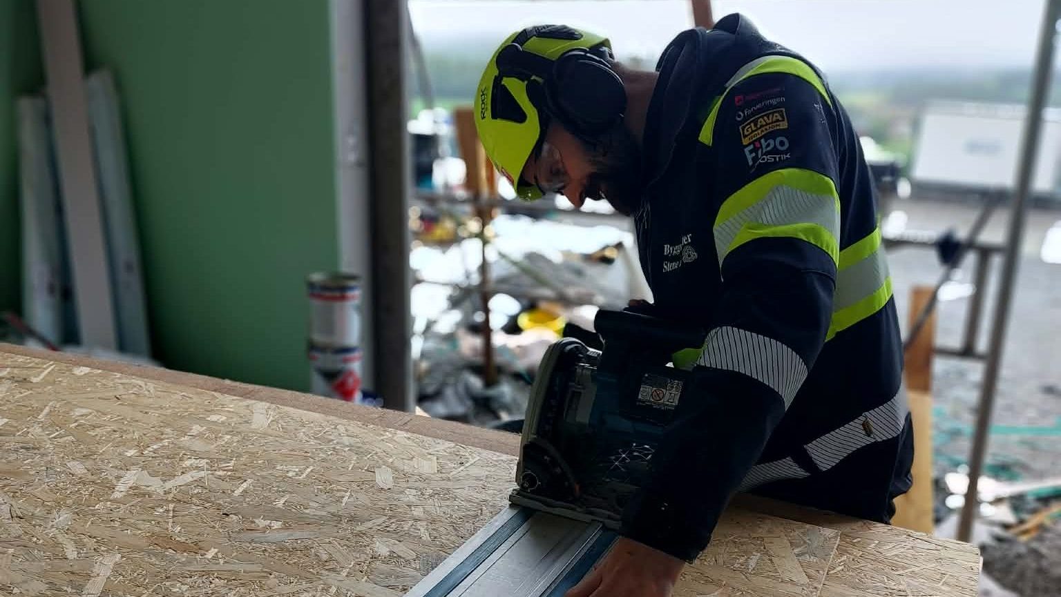 Byggmester som arbeider på verksted